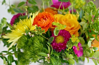 Create Lovely Floral Arrangements With Grocery Store Flowers | Thrifty Decor Chick